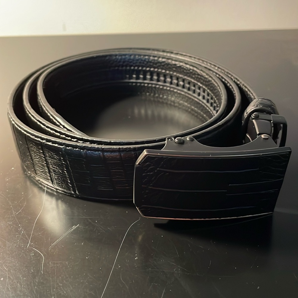 Only worn once beautiful alligator embossed men’s blackbelt size 38 adjustable